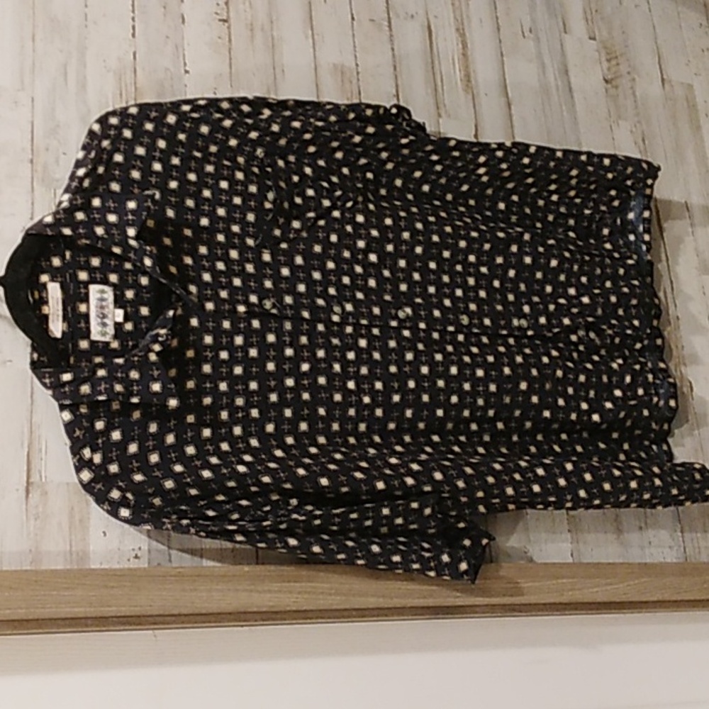 Campia men's short sleeve shirt.    Box263